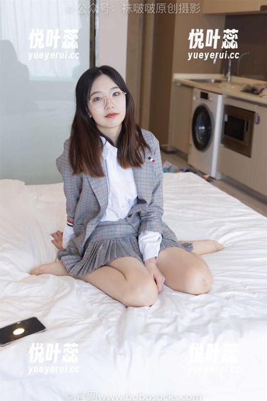 BoBoSocks袜啵啵-稚予 BoBoSocks袜啵啵 - 稚予的黑色美甲,真有分享遗世独立的核心气质。