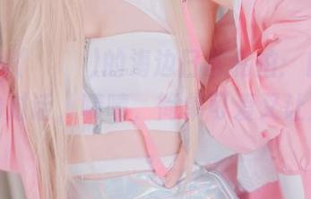 Jenny(정제니)的海边日常私拍：白沙和海浪的对话，啧啧，简单可爱又让人联想。