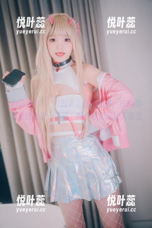 Jenny(정제니)的海边日常私拍：白沙和海浪的对话，啧啧，简单可爱又让人联想。