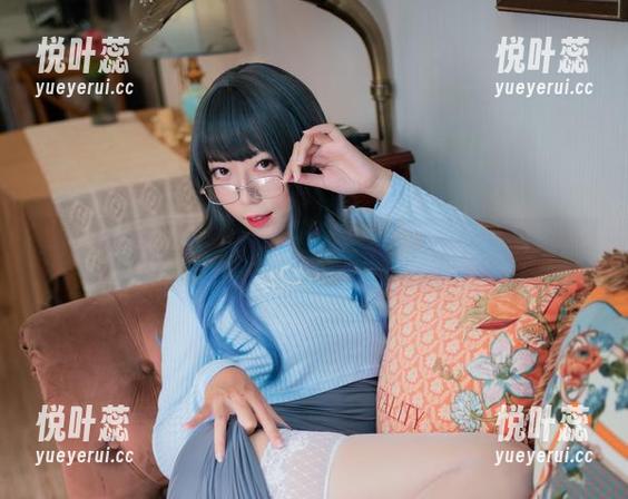 Money冷冷的黑旗袍图包：耍酷or秋冬穿搭新选择？