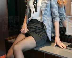UGirls尤果网 - 红裙图包：张馥棋的夏日必备，穿上以后你再也不愿意呆在家里了！