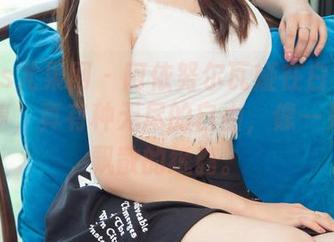 UGirls尤果网 - 阿依努尔瓦娅在白色中漫游，啧，真有种无尽的自由，像一只随风飘散的纸鹤。