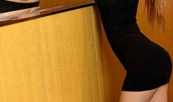 UGirls尤果网 - 皮衣女神：瞧瞧陈雅漫在写真里拼出的叛逆感