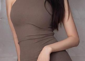 Xiuren秀人网 - 优雅+调皮=Carol周妍希的黑丝写真，没想到原图还藏着小心机。