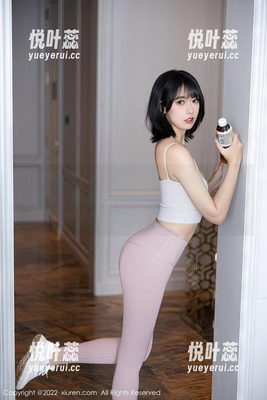 Xiuren秀人网-星小兔Meetu Xiuren秀人网 - 这套粉色的星小兔Meetu作品,我看得目不转睛,心里默念:我要是能像她穿上就好了。