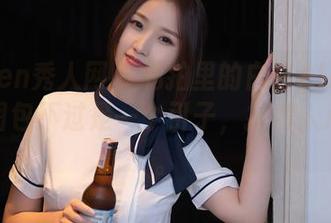 Xiuren秀人网 - 私拍里的白白Alina美脚，图包不过是一个引子，撩得人心痒痒。