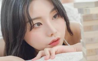 高清版“办公室Day”，Yuna(윤아)带着些许懒散的优雅