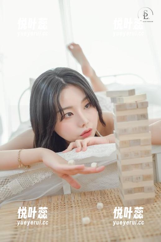 高清版“办公室Day”，Yuna(윤아)带着些许懒散的优雅