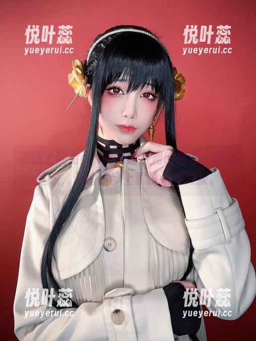在线上翻看aqua水淼白裙的图集，我心里想，为啥我穿上就没这种效果。