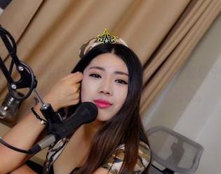 pans - 喂，你看到Kiki的比基尼美图了吗？套图中的那个姿势……我只想说，快拿个笔记本记录。
