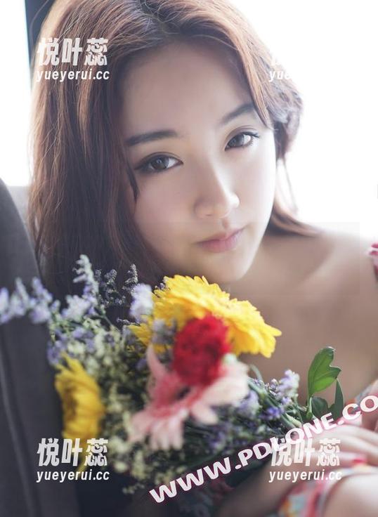 partycat轰趴猫-艾小青 partycat轰趴猫 - 在线艾小青,自拍时竟然眼神游离……想什么呢?