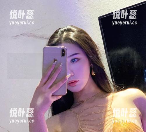 微密圈 - 浴室写真图册：不爱笑的赛琳可是把洗澡也变成了艺术，别再塞瓜子了。