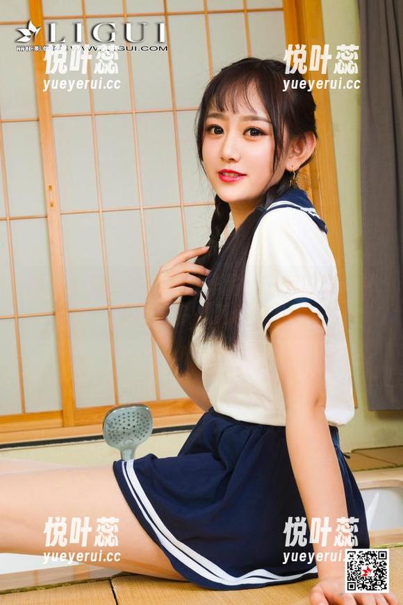 丽柜 - 美美的办公室作品：一旁的咖啡杯见证了多少工作八卦
