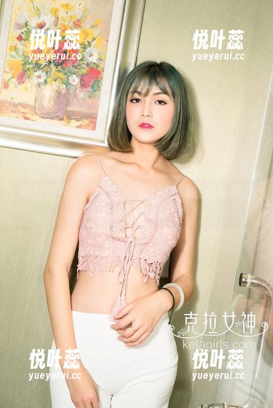克拉女神 - 薇薇穿白裙：这到底是写真还是清新侦探剧的开场？