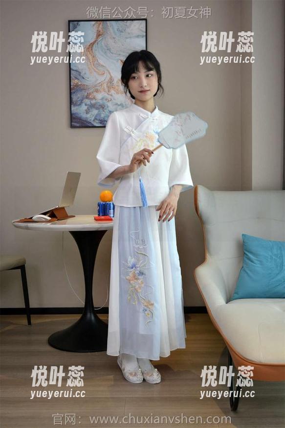 初夏女神-柒柒 初夏女神 - 高清呈现,柒柒化身海军,每个角度都很撩。