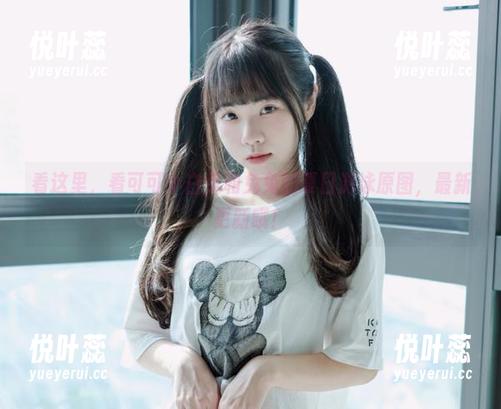 看这里，看可可小白兔和兔兔的夏日游泳原图，最新更新哦！