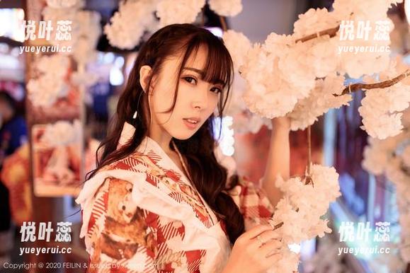 嗲囡囡 - 哎哟，施忆佳KITTY全套写真好直观！这“死库水”竟让我想去游泳课凑热闹。