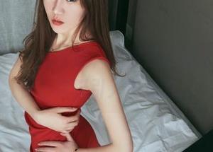 头条女神 - 看套图，李丽莎厨房里的“美食”真挺引人遐想的。