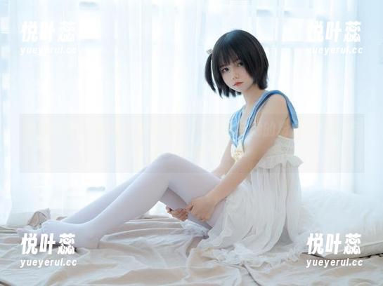 少女秩序 - 写真中的主角——小鱼与她的粉色肚兜：定制让一切都不简单