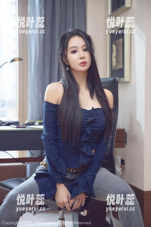 尤蜜荟 - 写真大揭秘：乔漫妮mina的作品好像会闪光，油亮得离谱。