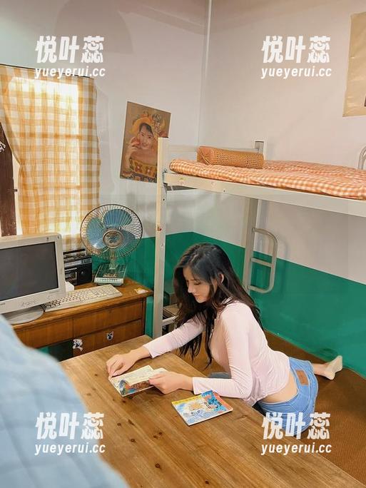 就是阿朱啊 微密圈 - 就是阿朱啊的黑色写真,无圣光的背景映衬下,我似乎看到了一场小型的失落。