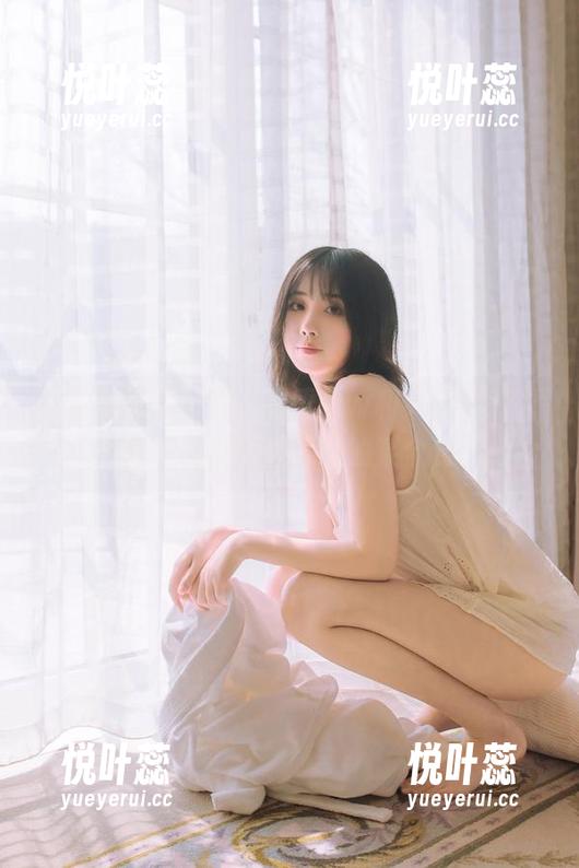 这组私房真微妙，念雪ww和某人的双人姿态，让我想起曾经的某个夏天