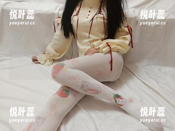 “想要个公主抱”的裸足原图，即便是cos，总有些小情愫在流动
