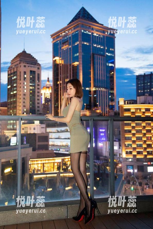 微密圈 - 入乡随俗，果儿Victoria学会了这招——披旗袍的最新秘籍，美图在线哦！
