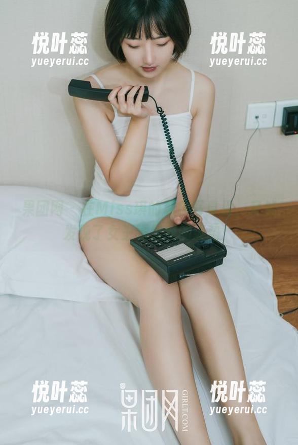 果团网 - 在Miss琪的私房写真里，竟然发现了女王喝饮料的姿势！
