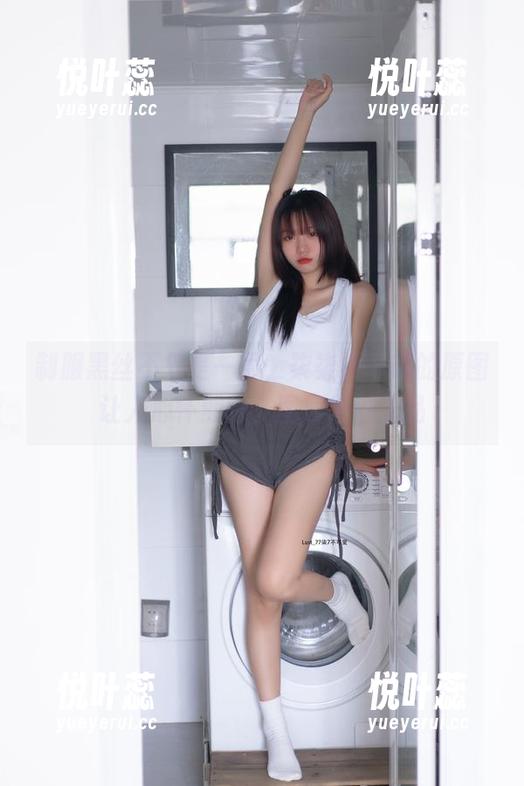 制服黑丝不只是一层，柒柒要乖哦的原图让人心怀期待，图册也得细品