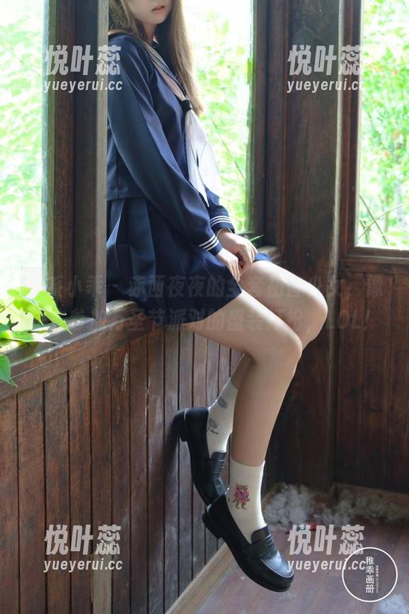 柴系小乖 - 赤西夜夜的全套初音少女，像是去参加万圣节派对的盛装打扮，LOL！