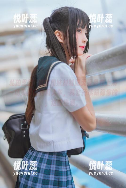 私拍里的桜桃喵和妹抖制服无疑是在上演一场美丽的脑洞大车，我会持续跟踪你的，这股热潮。