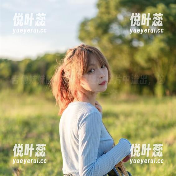 吉他妹妹的姿态从梨瑾瑾照片中溢出，这次更新真有一套