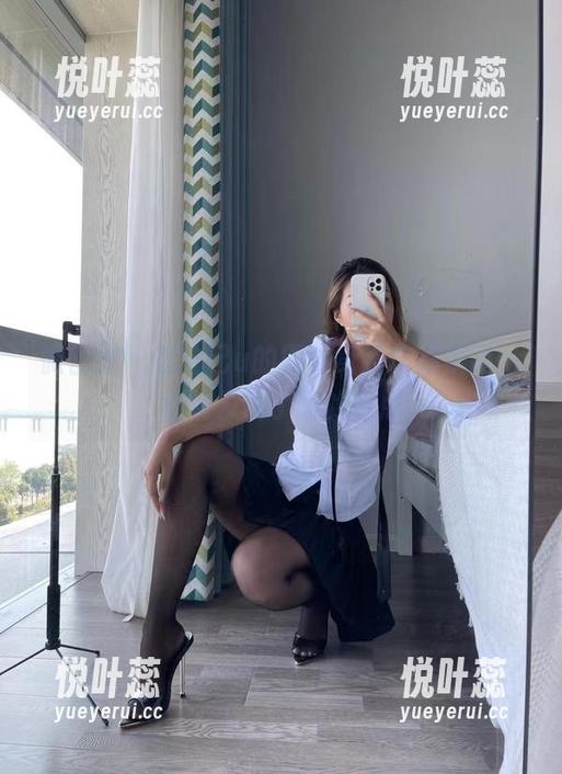 微密圈 - 在洁己u的露背身姿作品集里，悄悄发现了新的盲点