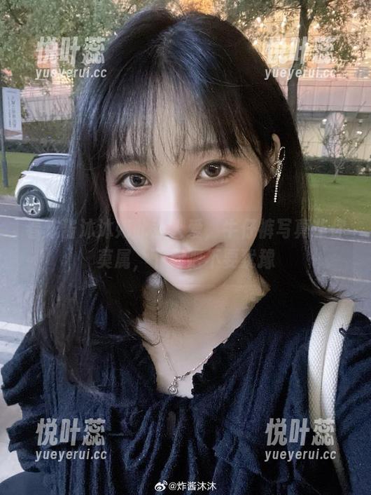 看炸酱沐沐如此惹人爱，牛仔裤写真非你莫属，下载吧不要犹豫