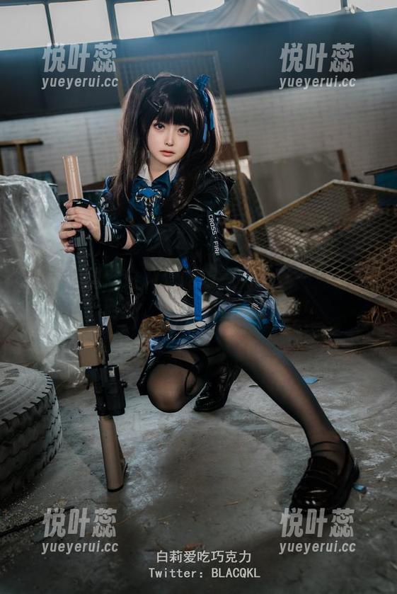白莉爱吃巧克力 私房美图:白莉爱吃巧克力白丝——穿得时髦,难以捉摸的好奇
