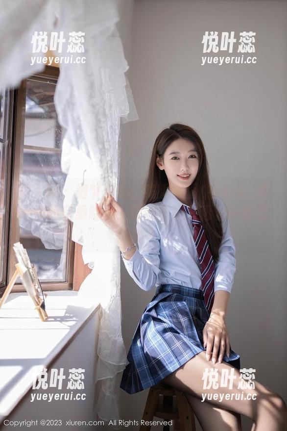 秀人网 - 细节观察：高清原图中Cris_卓娅祺的空乘制服，肉丝美腿又透着一丝柔和…