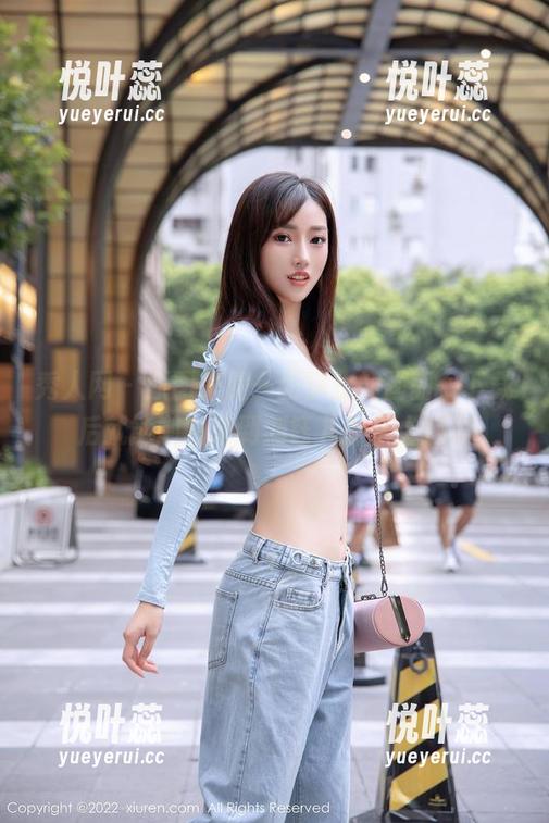 秀人网-刘钰儿 秀人网 - 原图只是一张静止的画面,下载后就能随时瞄到刘钰儿的护士魅力