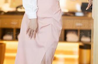 秀人网 - 李丽莎的照片：别问我视线在哪，就在那双‘魔法’丝袜上！