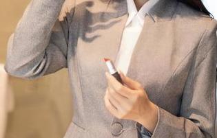 秀人网 - 翻看猫咪巨臀妹妹的写真集，原图中的女孩百变造型