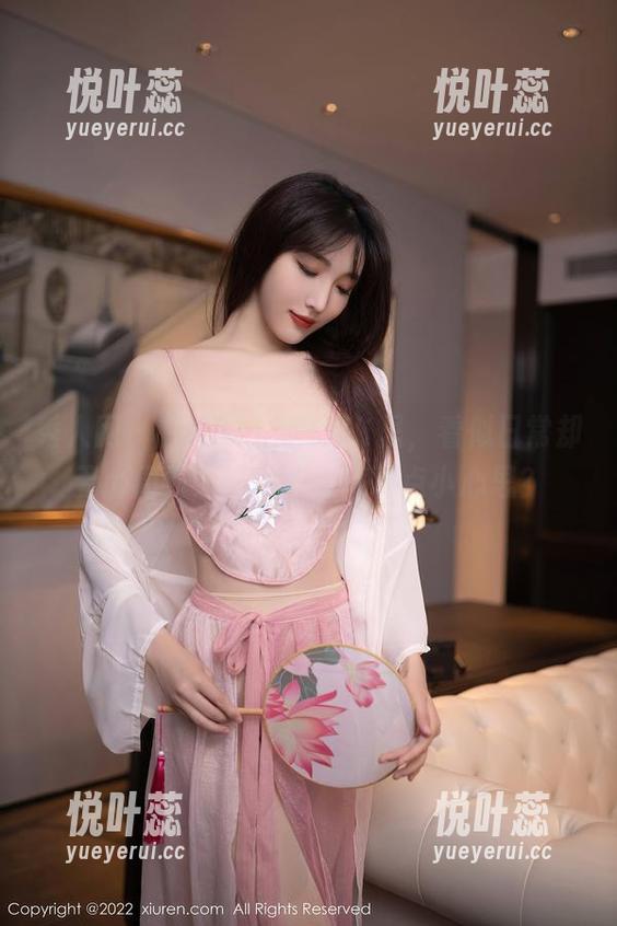 秀人网 - 在王俪丁呀的JK里，看似日常却无比周到，精致好像藏了点小心思？