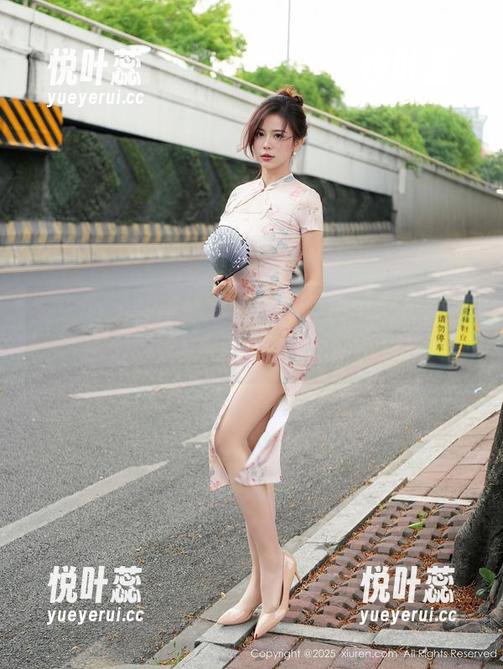 秀人网-苏曼兮 秀人网 - 苏曼兮推出的免费肉丝图集,耳边似乎传来一曲‘肉丝万岁’?
