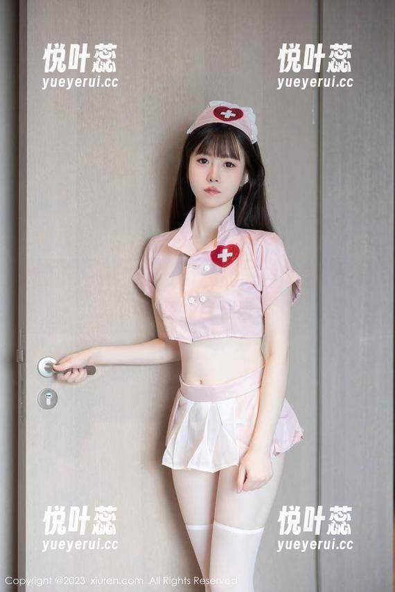 秀人网 - 顾楚楚Maily的天台作品，光影下的在线自言自语