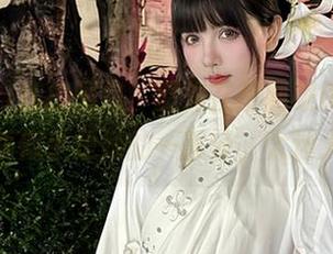 秋山AkI私拍图包，聚焦在那副眼镜上，这种气质似乎是她的一部分，太迷人了。