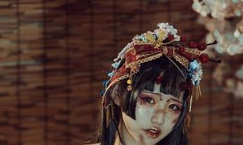 找到这张芊川一笑MNK的“紫式部”挺不容易的，图库里别的作品真没法比，就问你惊不惊喜！