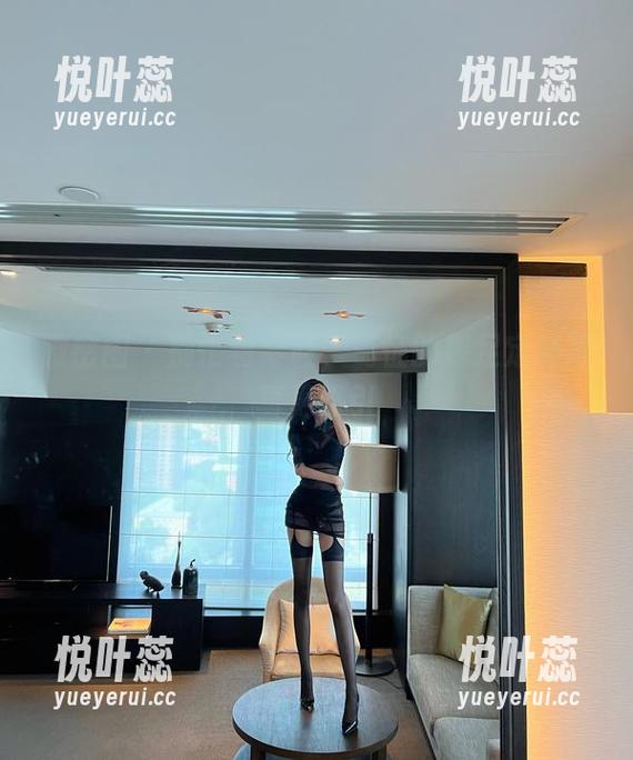微密圈 - 别忙着穿鞋，葛征的裸足定制写真更吸引