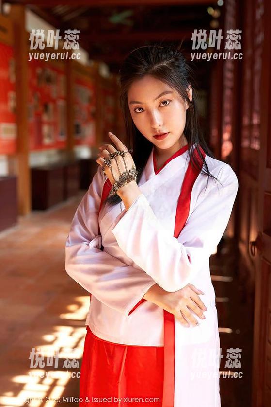 蜜桃社-琳琳ailin 蜜桃社 - 裸足由你,琳琳ailin的写真美图设计感满分!