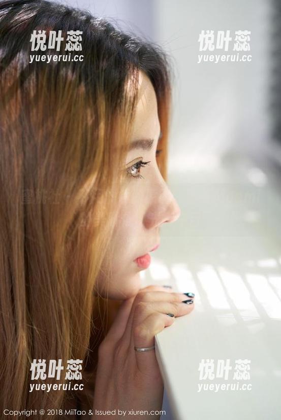 蜜桃社-萌美Moemi 蜜桃社 - 不用滤镜的原图,萌美Moemi的美脚依旧光彩夺目