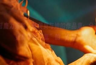 蜜桃社 - 圣诞魔力来临，韩贝贝与她的作品集：分享那些“假装很有节日气氛”的囧时刻。