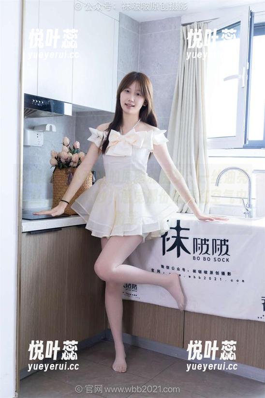 袜啵啵 - 小甜豆的原图私房梦：一丝油亮蓝丝，脚尖微妙，感觉那份暖意在空气中游荡。
